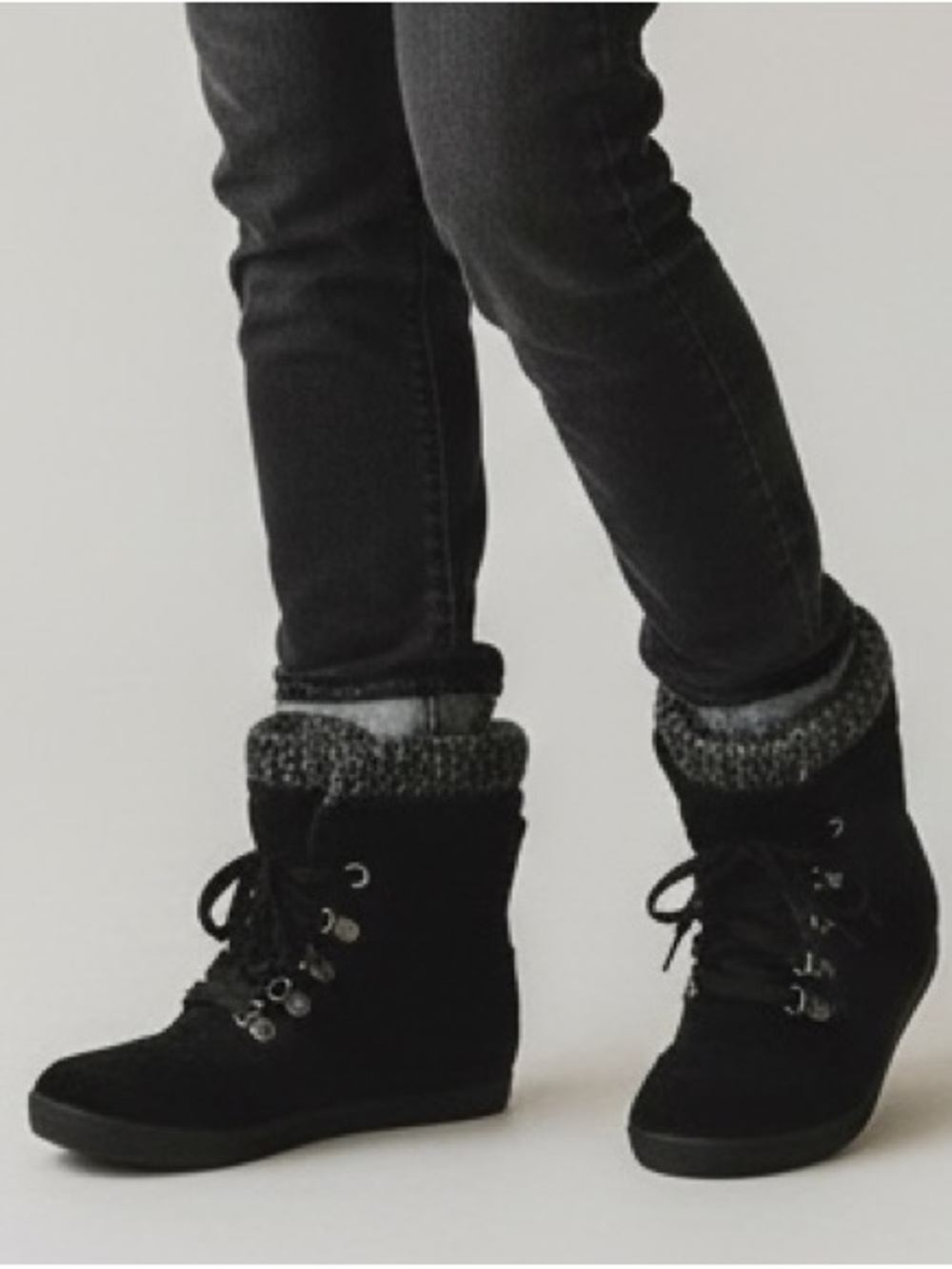 G BY GUESS Black Microsuede Ankle Boots Quilted Heel Lace Up Knitted Top Sz 8